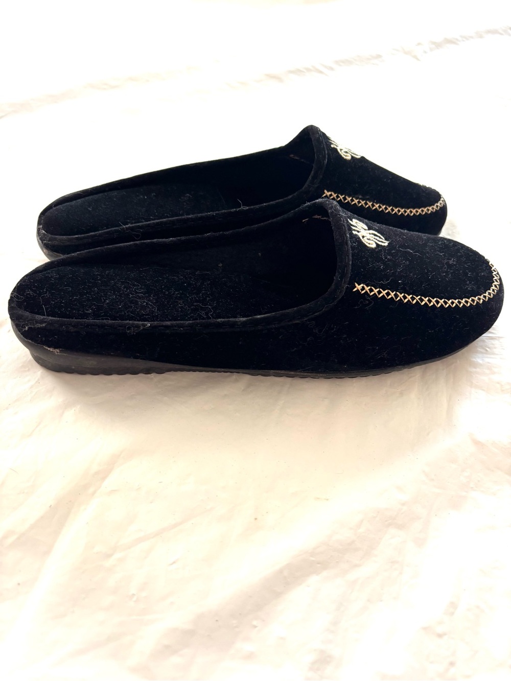 NWOT Avsa Black Velvet Slip-On Mule Slippers with Gold Stitching SZ 7.5 Euro 38 - Picture 4 of 9